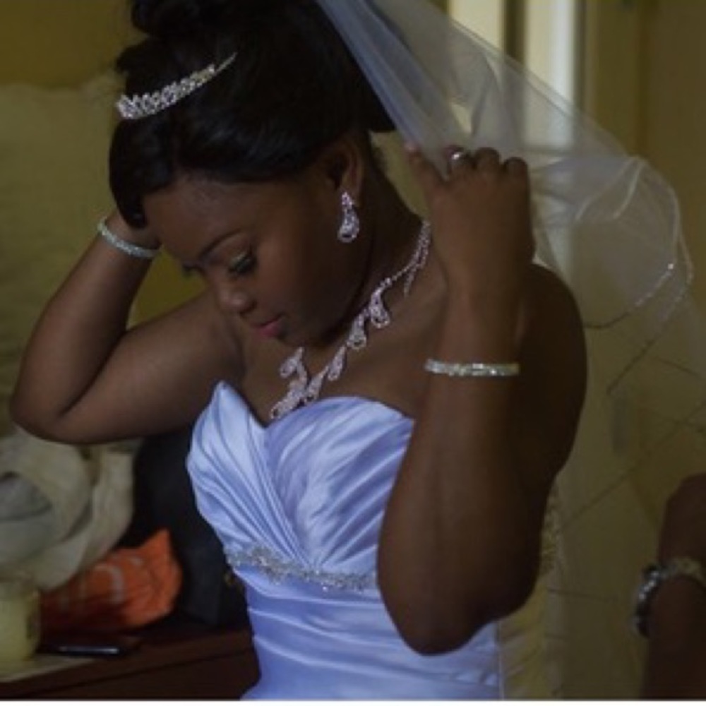 David’s Bridal Vera Wang Wedding Dress